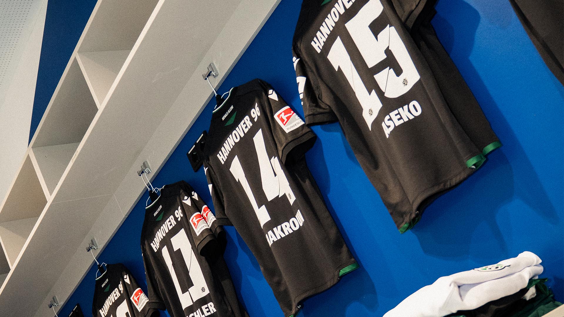 Schwarze 96-Trikots hängen in der Kabine in Darmstadt.