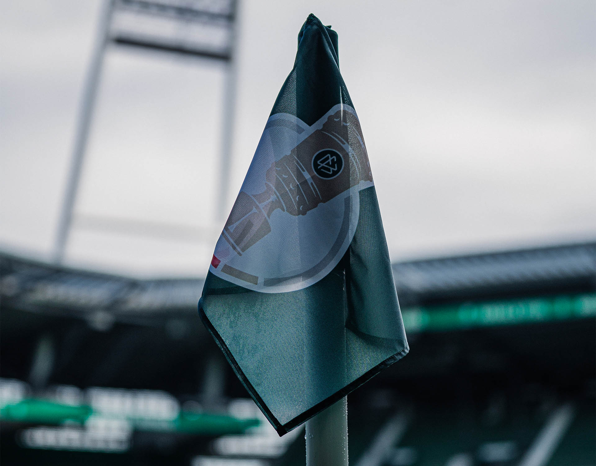 Die DFB-Pokal-Eckfahne mit dem Weserstadion unscharf im Hintergrund.