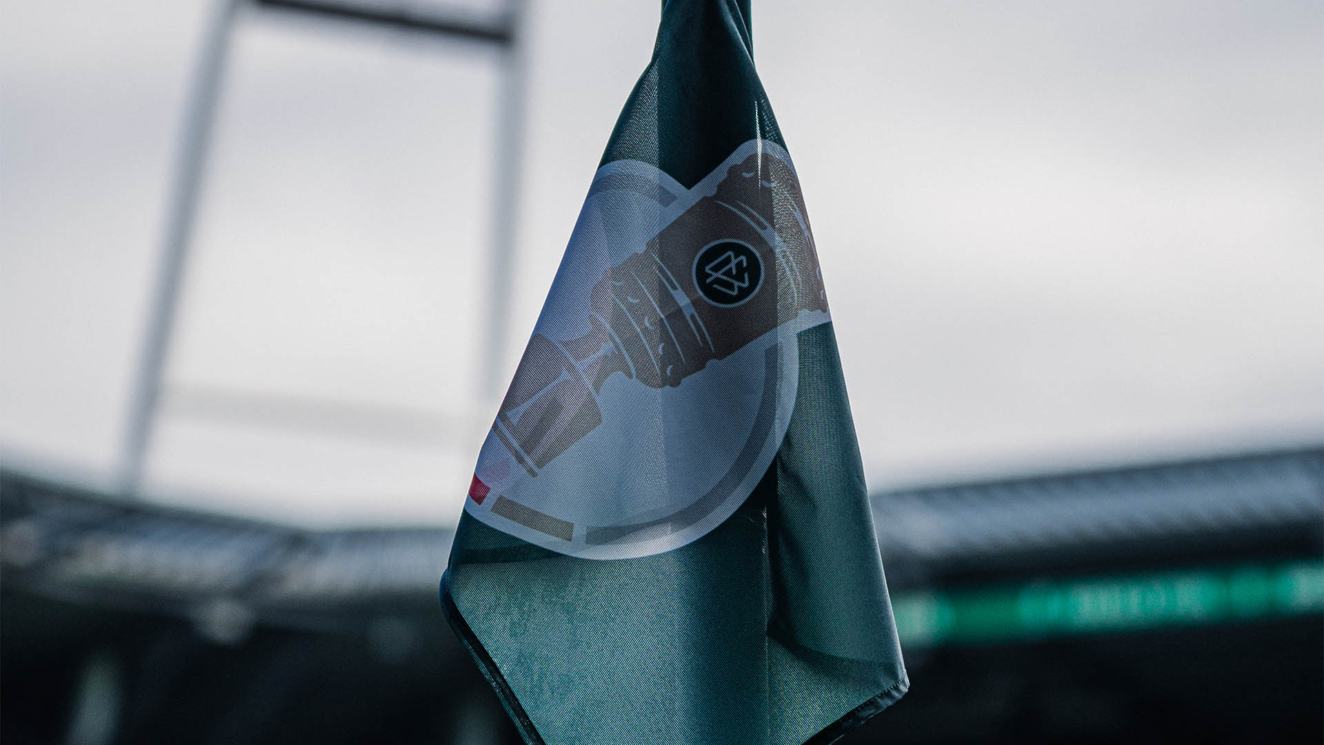 Die DFB-Pokal-Eckfahne mit dem Weserstadion unscharf im Hintergrund.