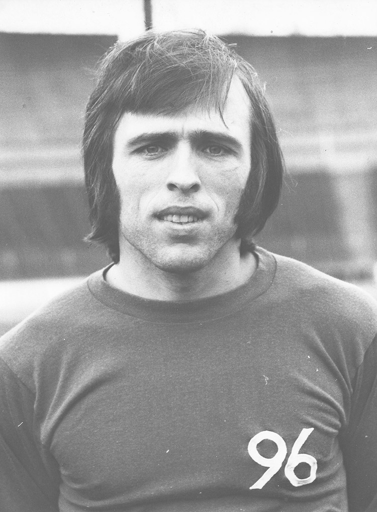 Schwarz-Weiß-Porträtbild von Roland Stegmayer im 96-Trikot.
