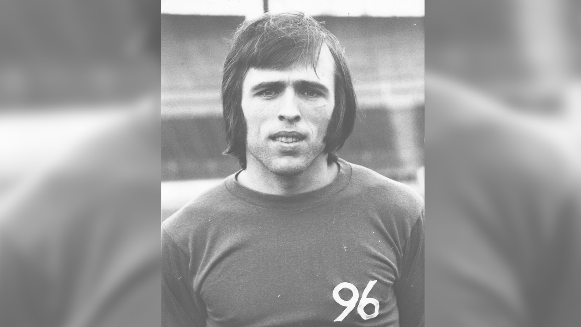 Schwarz-Weiß-Porträtbild von Roland Stegmayer im 96-Trikot.