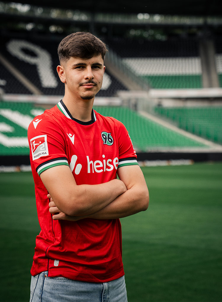 Der neue 96-Spieler Karl Steinmann im roten 96-Heimtrikot im 96-Stadion.