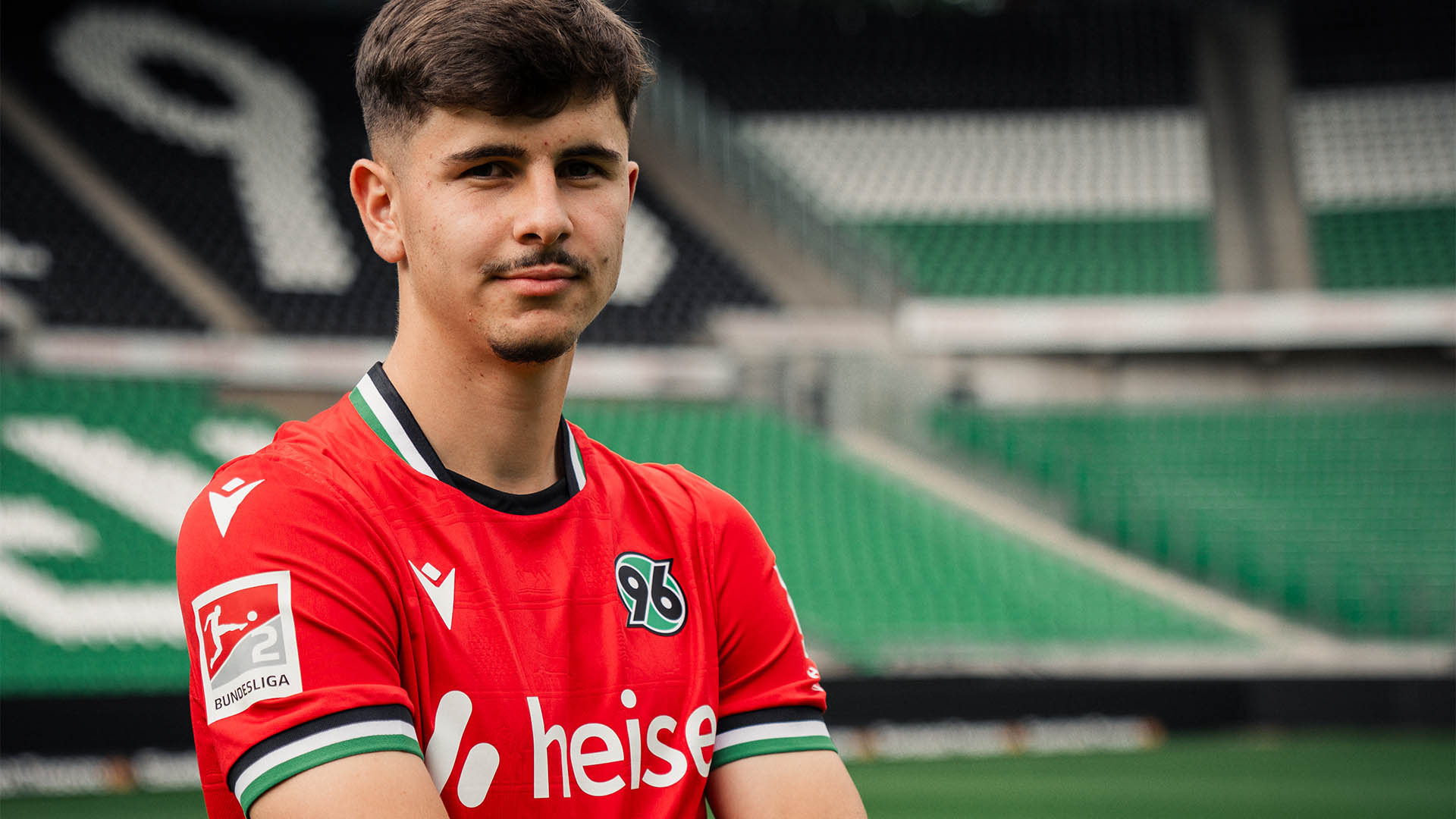 Der neue 96-Spieler Karl Steinmann im roten 96-Heimtrikot im 96-Stadion.