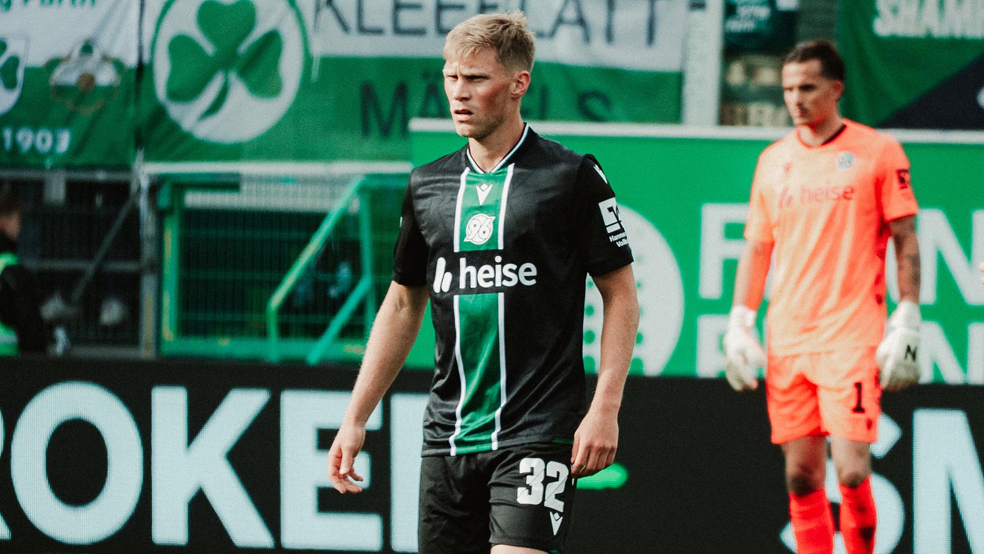 Ganzkörperaufnahme von Jonas Sterner im Auswärtstrikot im Spiel in Fürth.