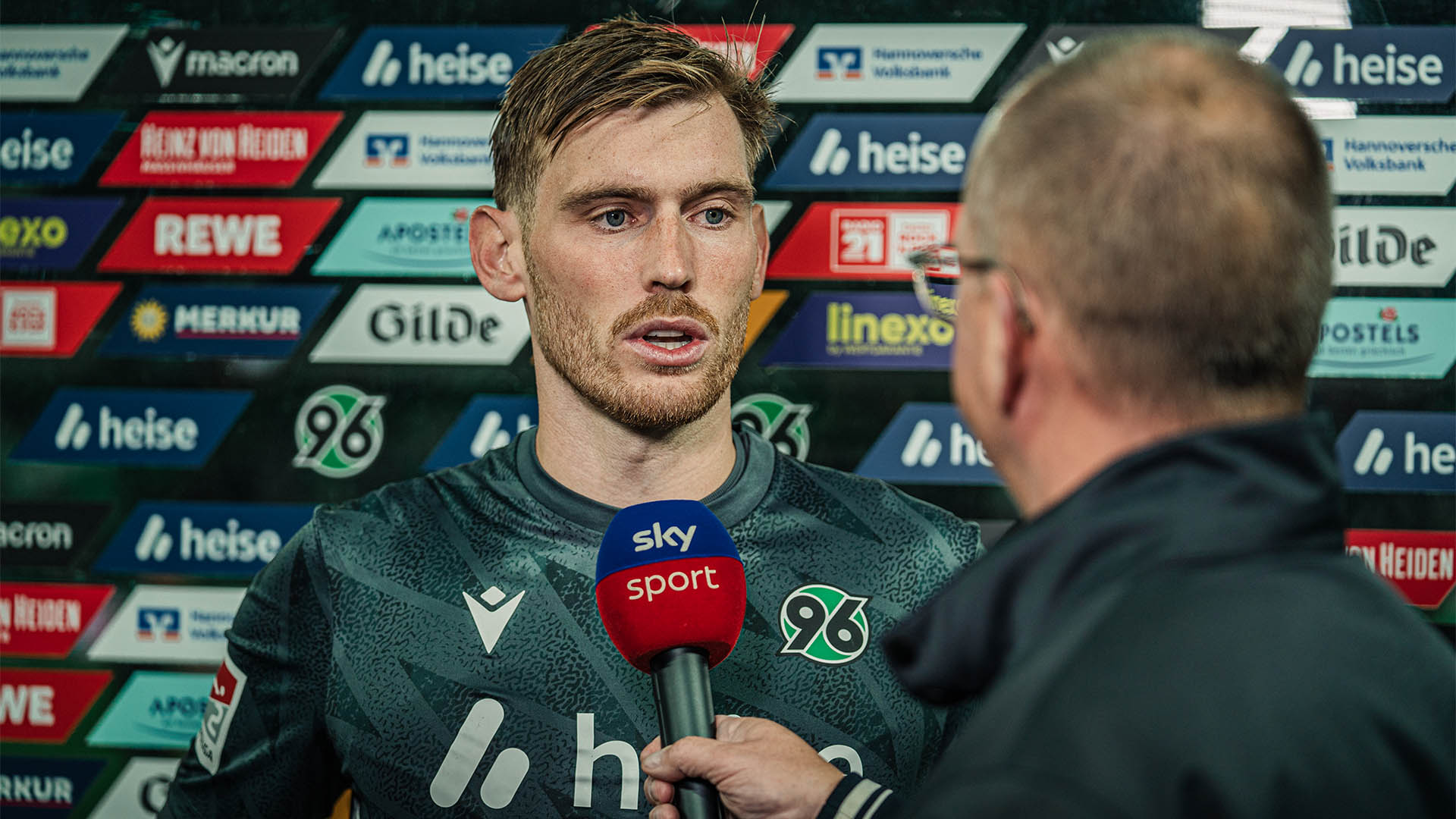 Der 96-Torhüter Leo Weinkauf am Sky-Mikrofon.