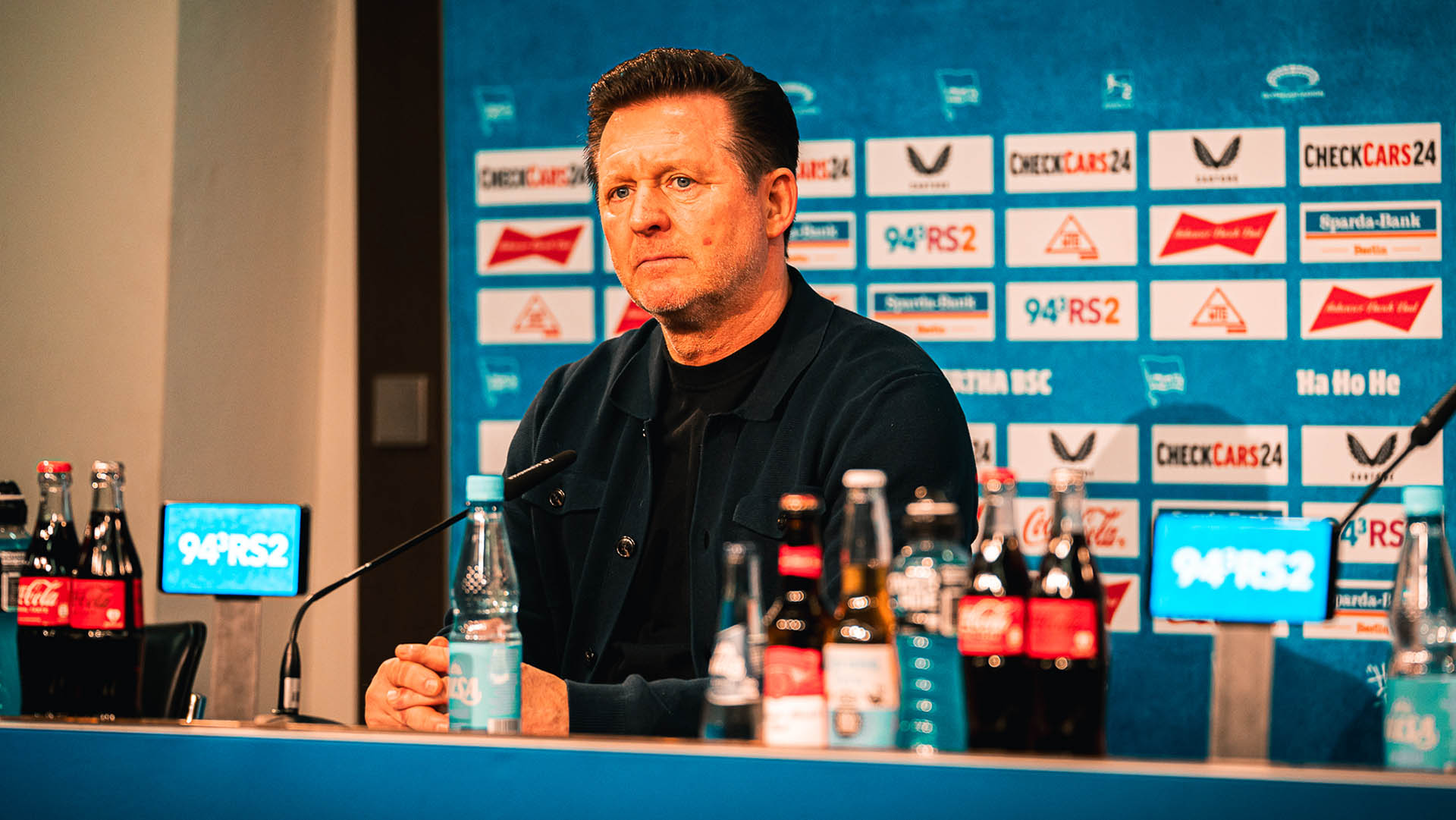 Christian Titz auf dem Pressekonferenz-Podium in Berlin.