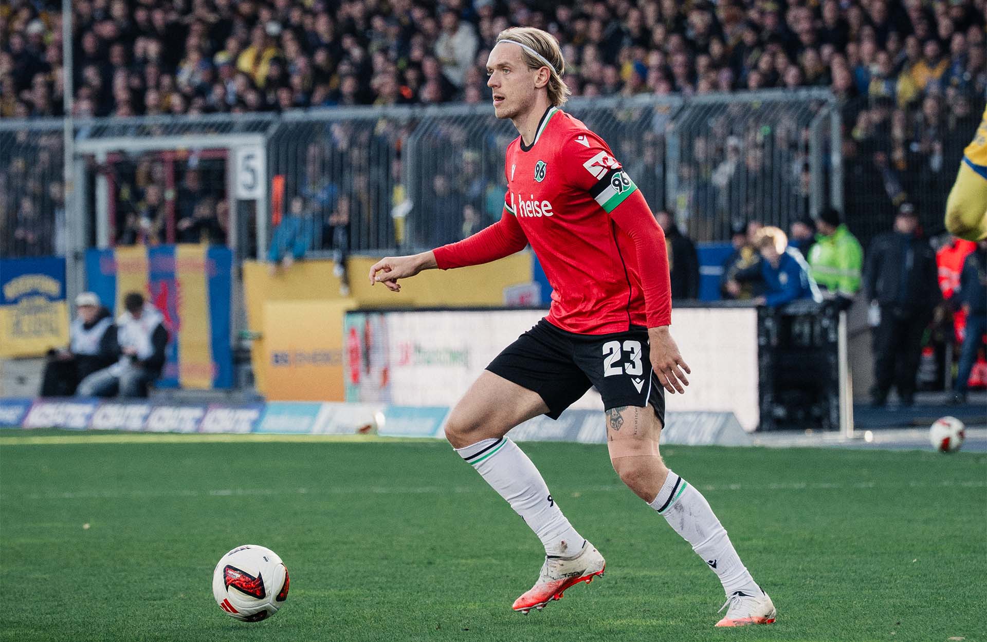 Stefan Teitur Thordarson im roten Heimtrikot im Derby am Ball.