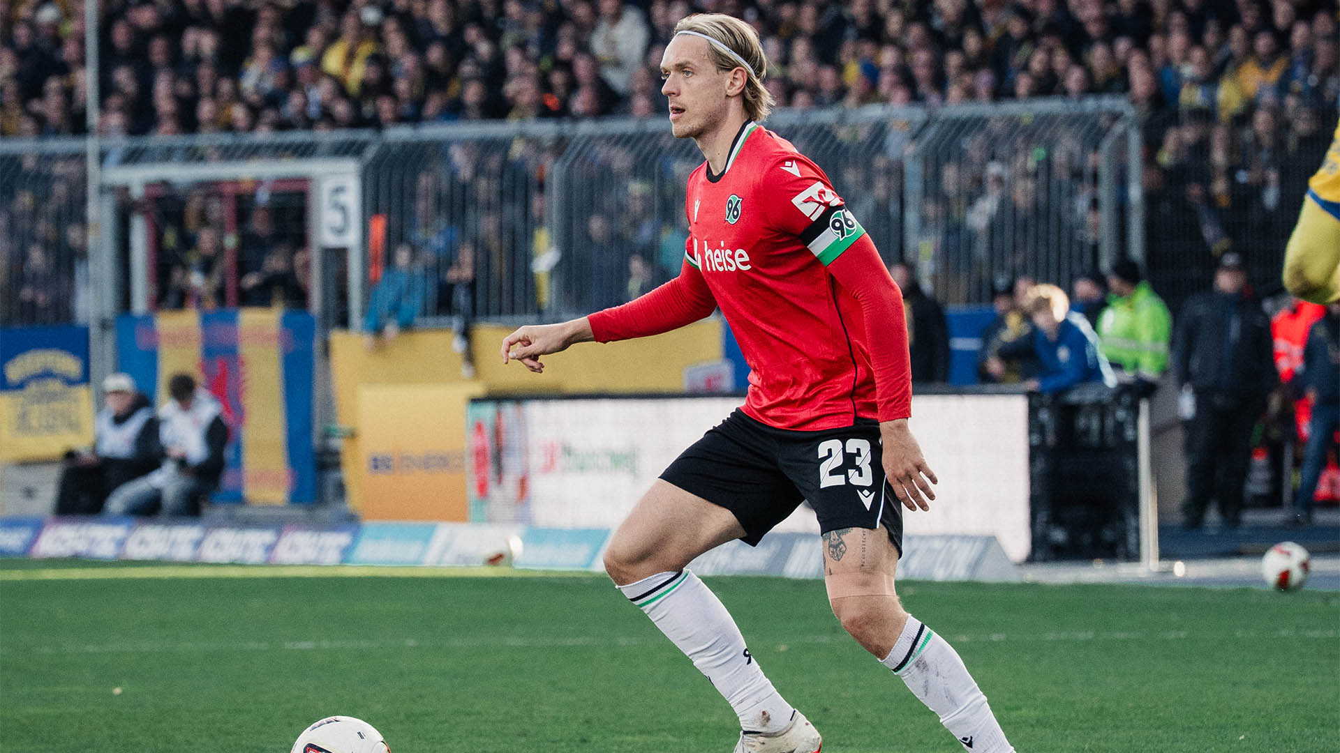 Stefan Teitur Thordarson im roten Heimtrikot im Derby am Ball.