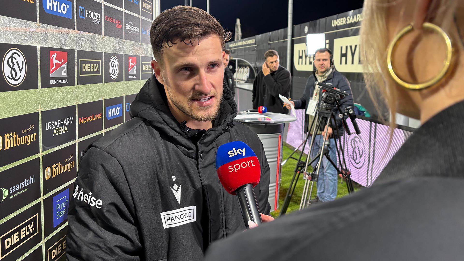 Enzo Leopold am Sky-Mikrofon.