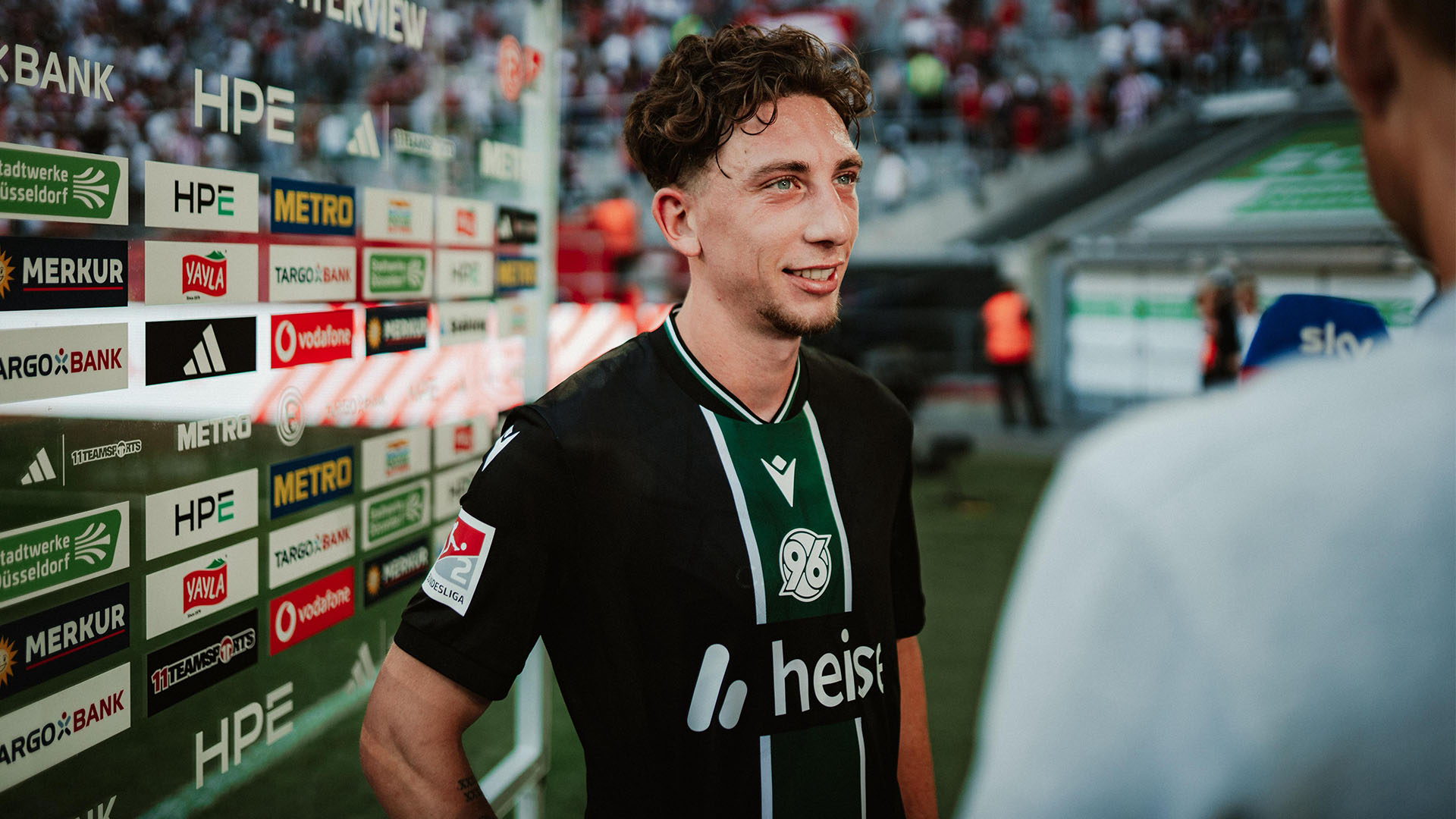 Jannik Rochelt spricht nach dem Spiel bei Sky, lächelt dabei.
