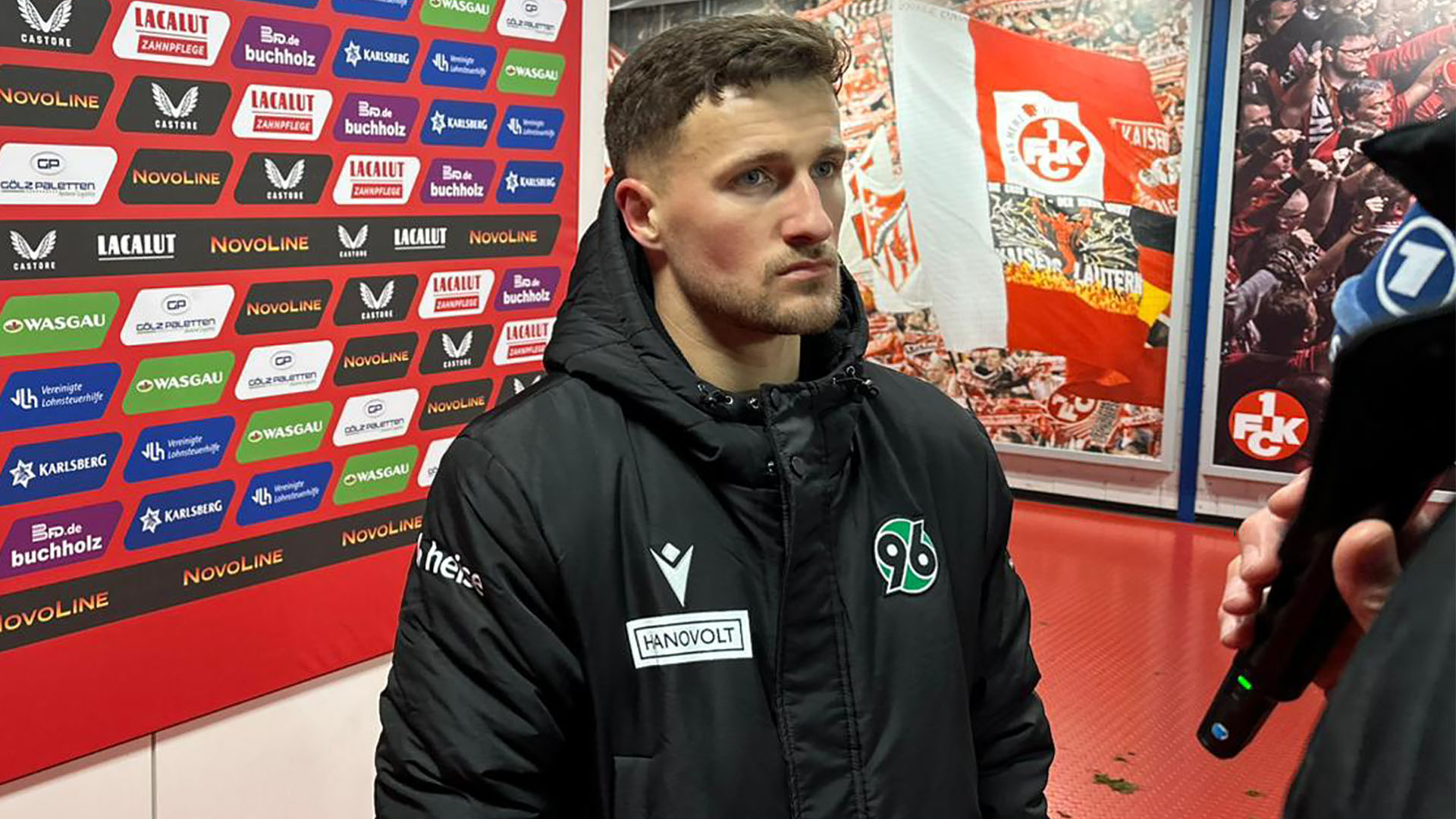 Enzo Leopold im Interview am Mikrofon.