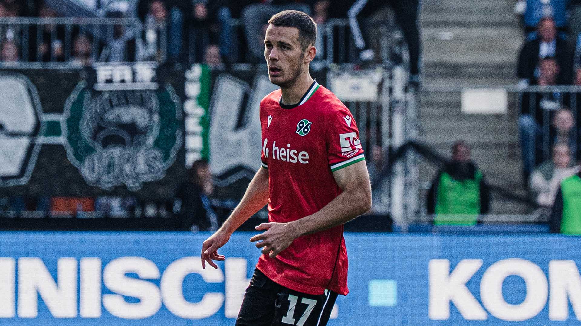 Der 96-Spieler Bastian Allgeier im Heimtrikot im Spiel am Ball.