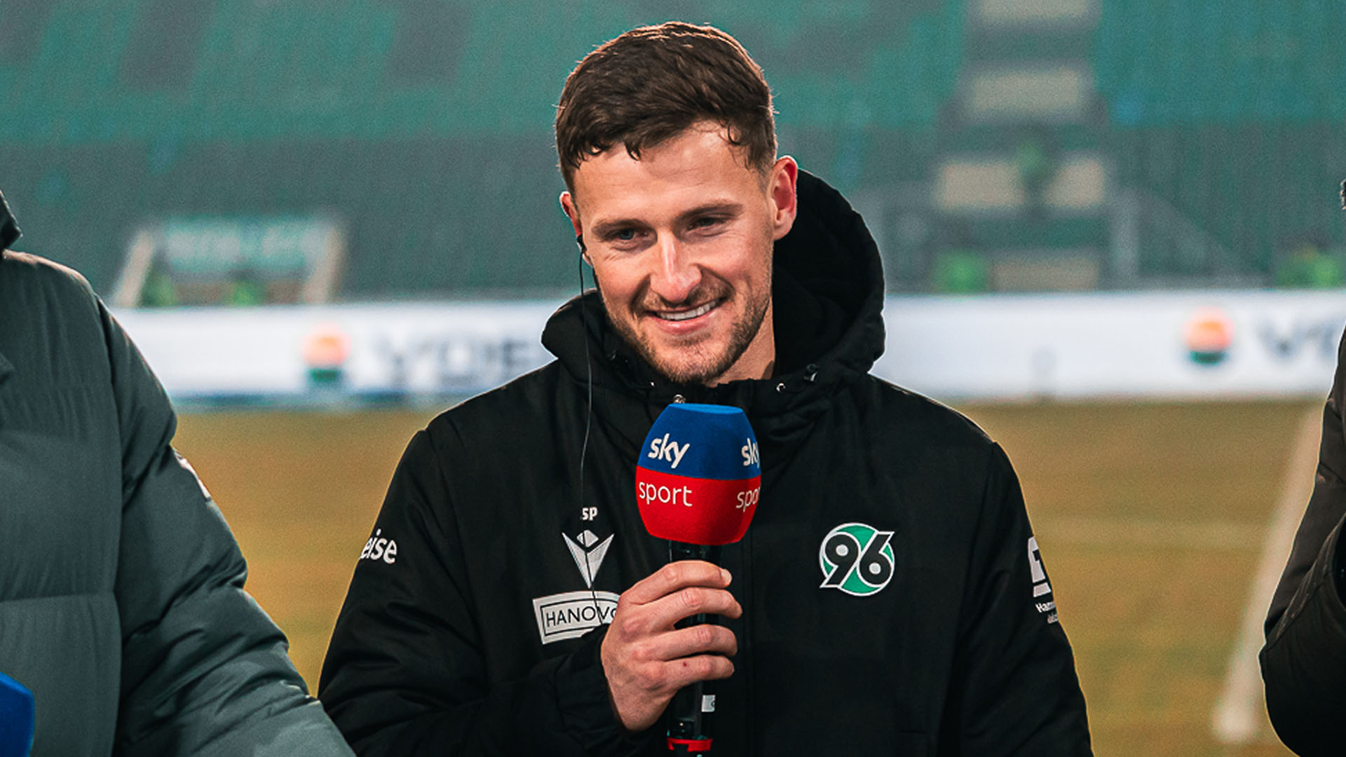 Enzo Leopold freut sich am Sky-Mikrofon.