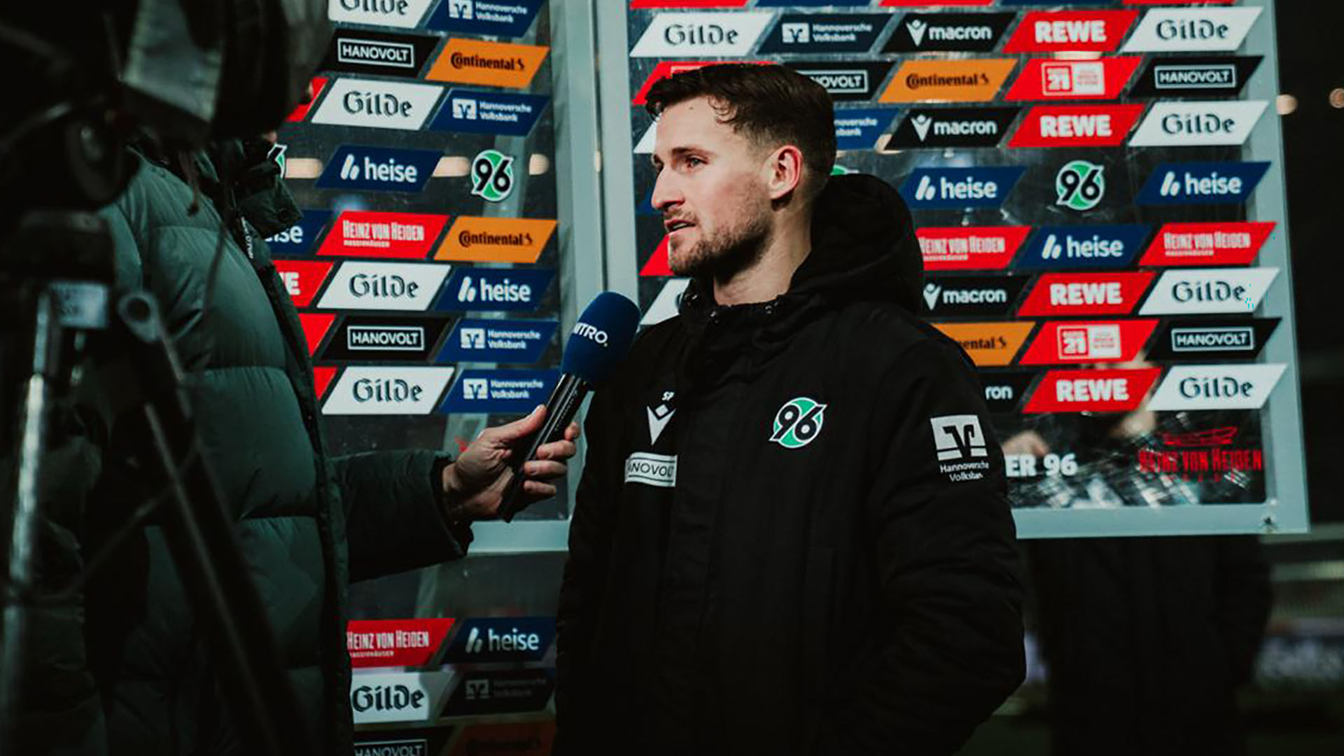 Enzo Leopold am Mikrofon von RTL Nitro.