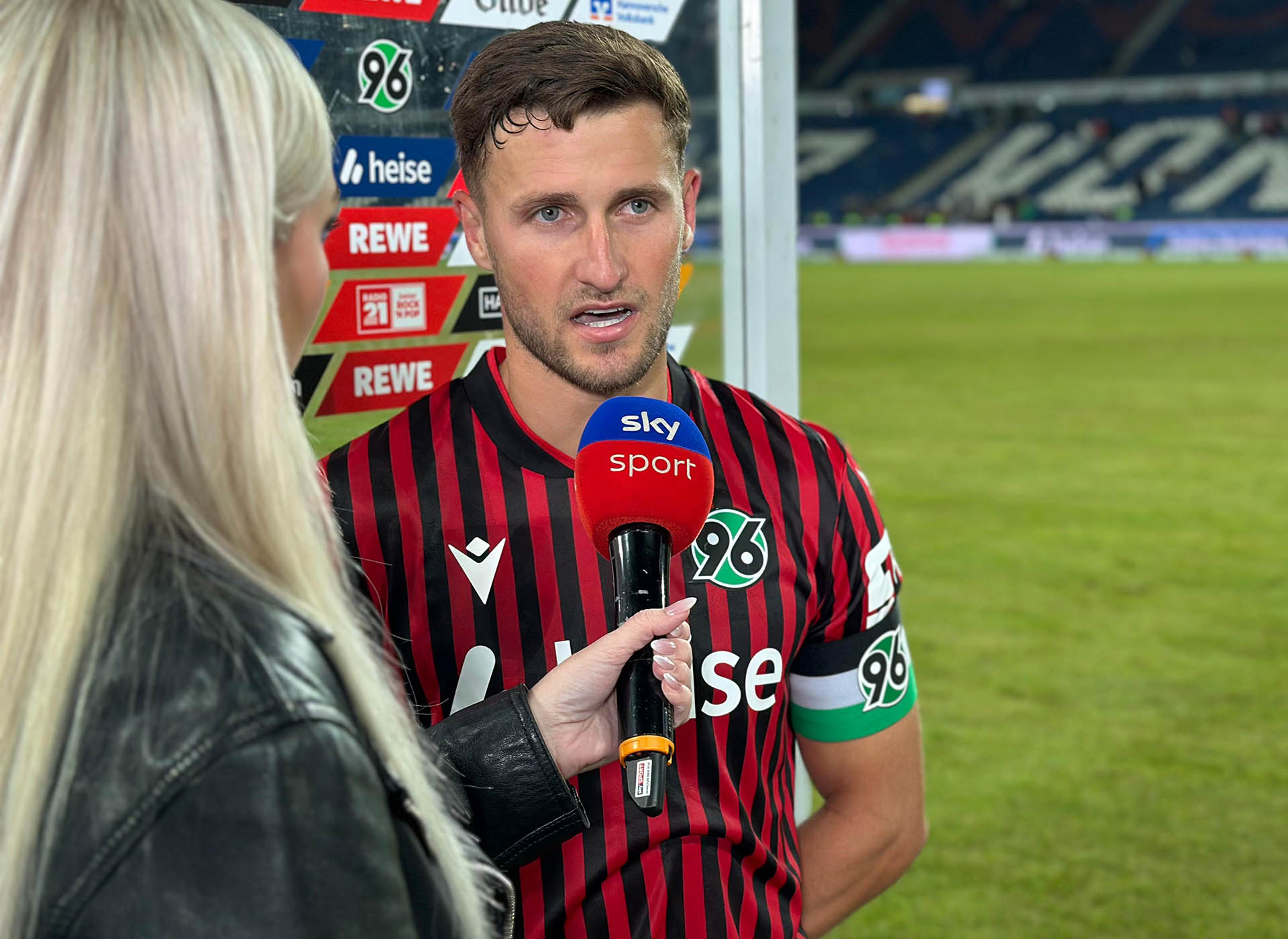 Enzo Leopold im Interview nach dem Spiel am Sky-Mikrofon.
