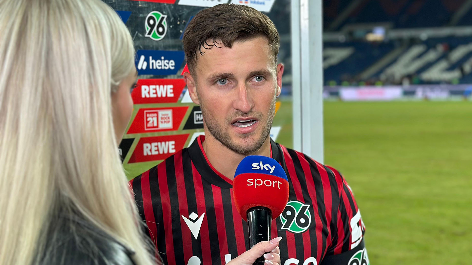 Enzo Leopold im Interview nach dem Spiel am Sky-Mikrofon.