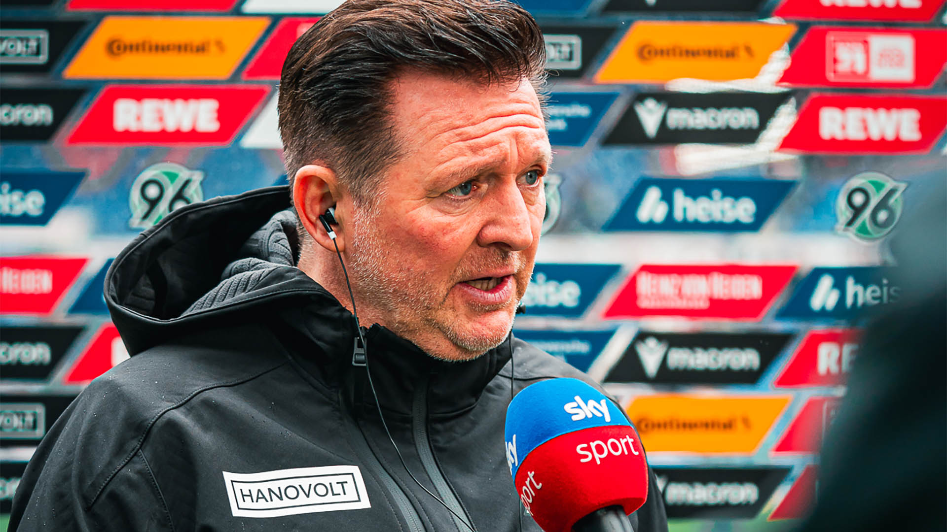 Christian Titz am Sky-Mikrofon.