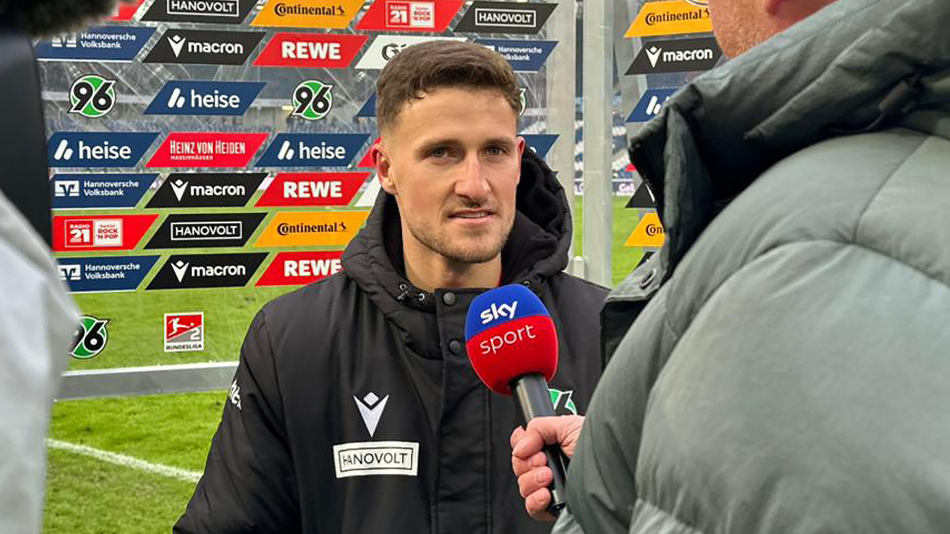 Enzo Leopold am Sky-Mikrofon. 