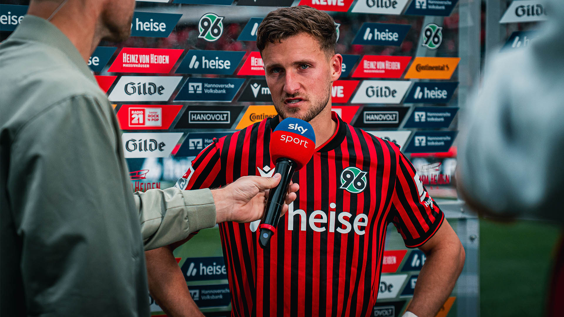 Enzo Leopold im Heimtrikot am Mikrofon von Sky.