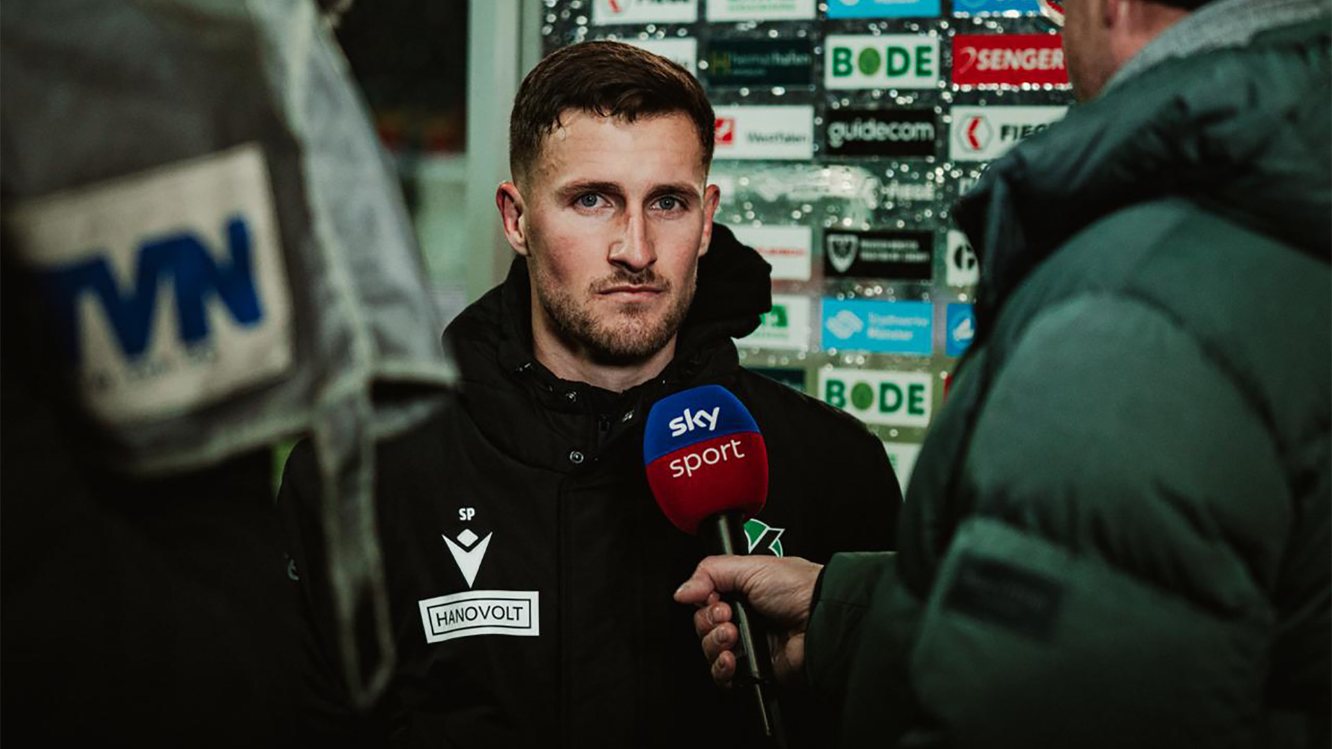 Enzo Leopold mit ausdruckslosem Gesicht am Sky-Mikrofon.