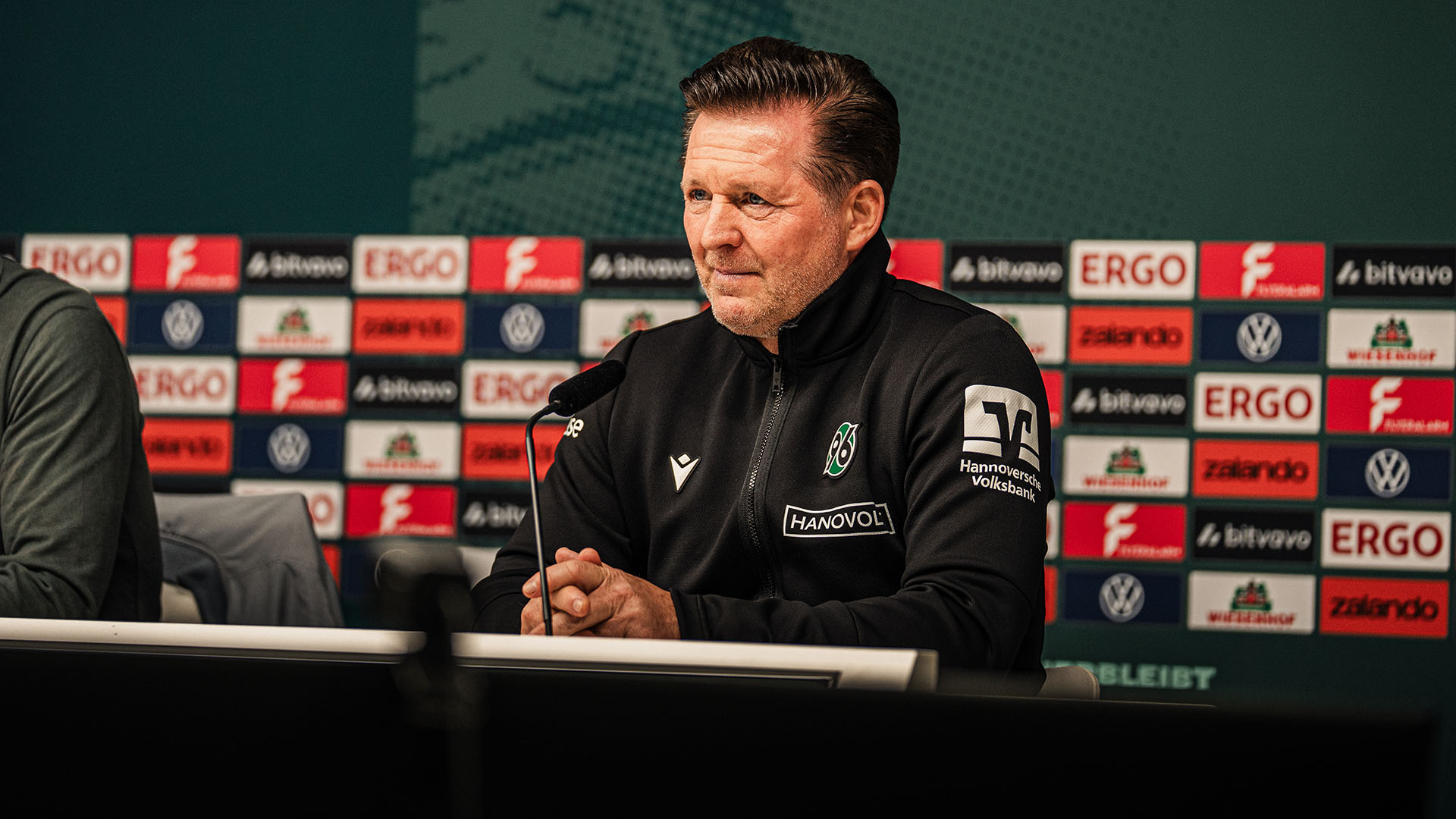 Christian Titz auf dem Pressekonferenz-Podium.