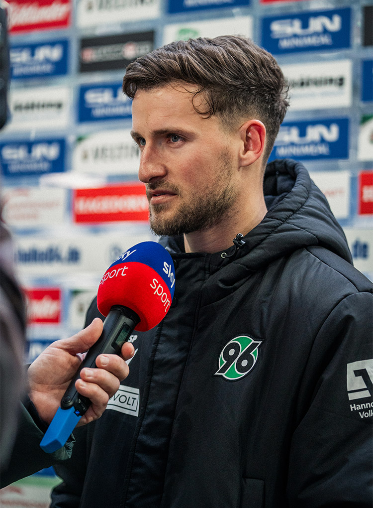 Enzo Leopold am Sky-Mikrofon.