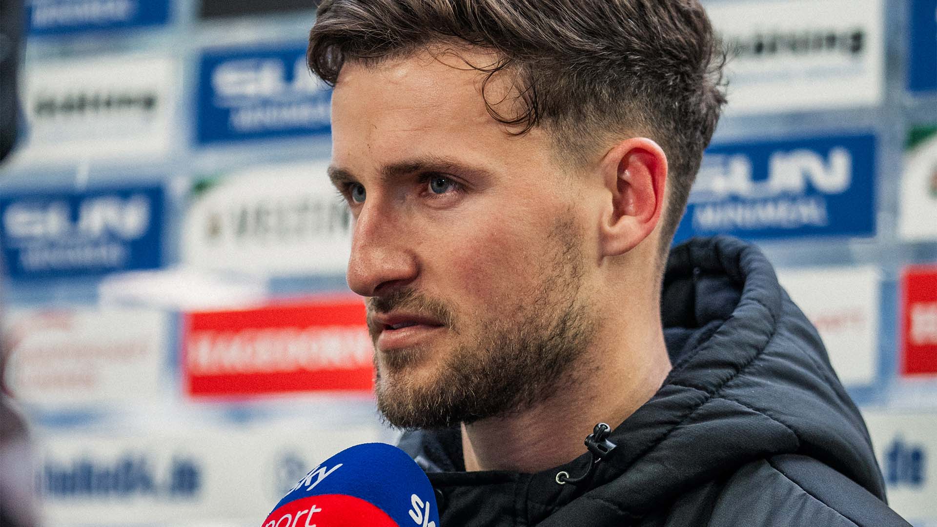 Enzo Leopold am Sky-Mikrofon.