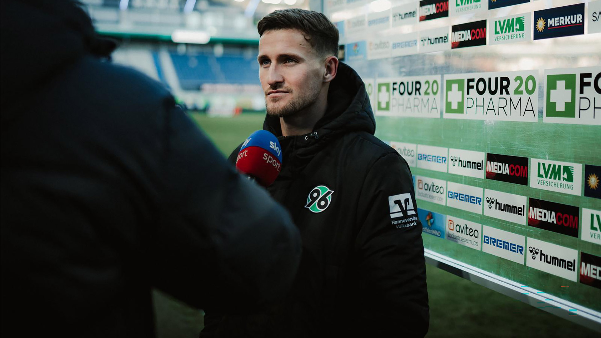 Enzo Leopold am Sky-Mikrofon.