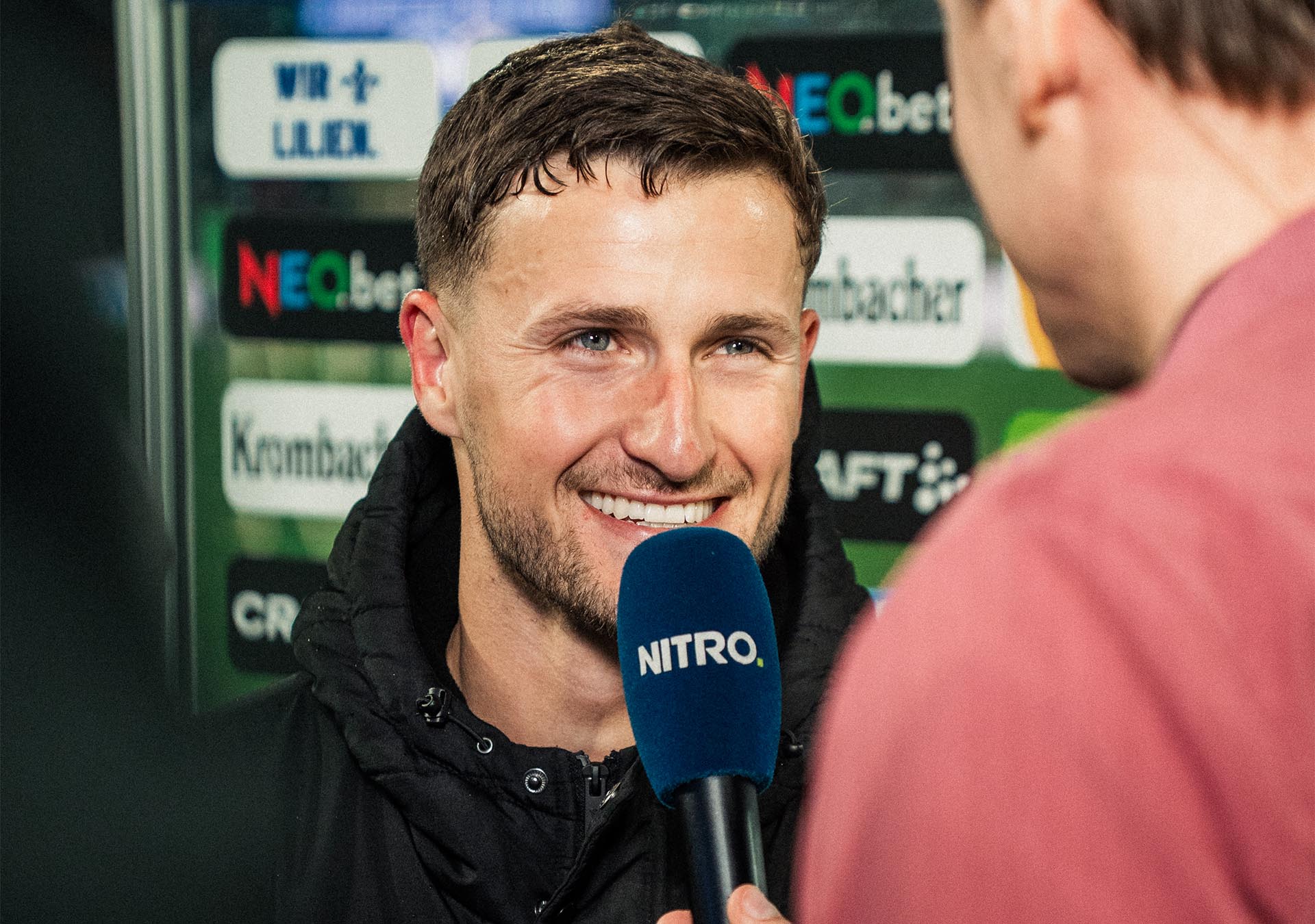 Enzo Leopold nach dem Spiel lächelnd am Mikro von RTL Nitro.