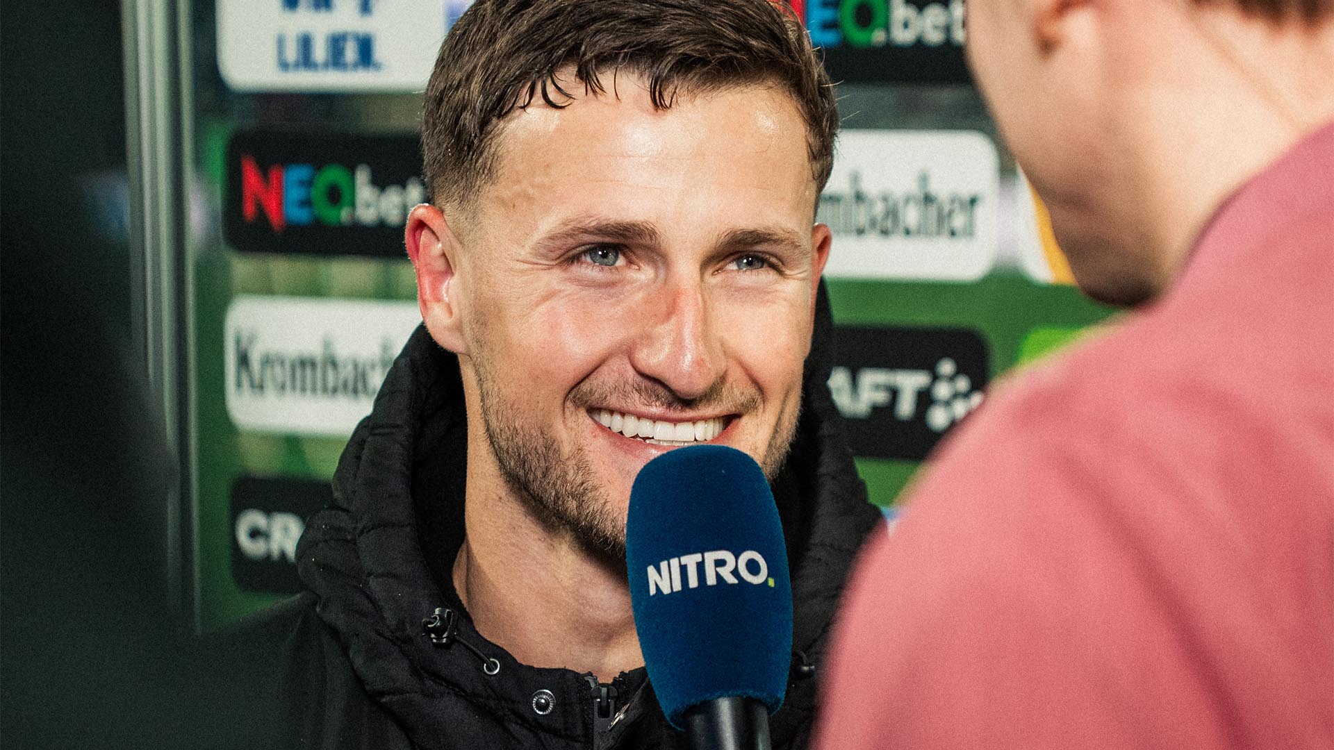 Enzo Leopold nach dem Spiel lächelnd am Mikro von RTL Nitro.