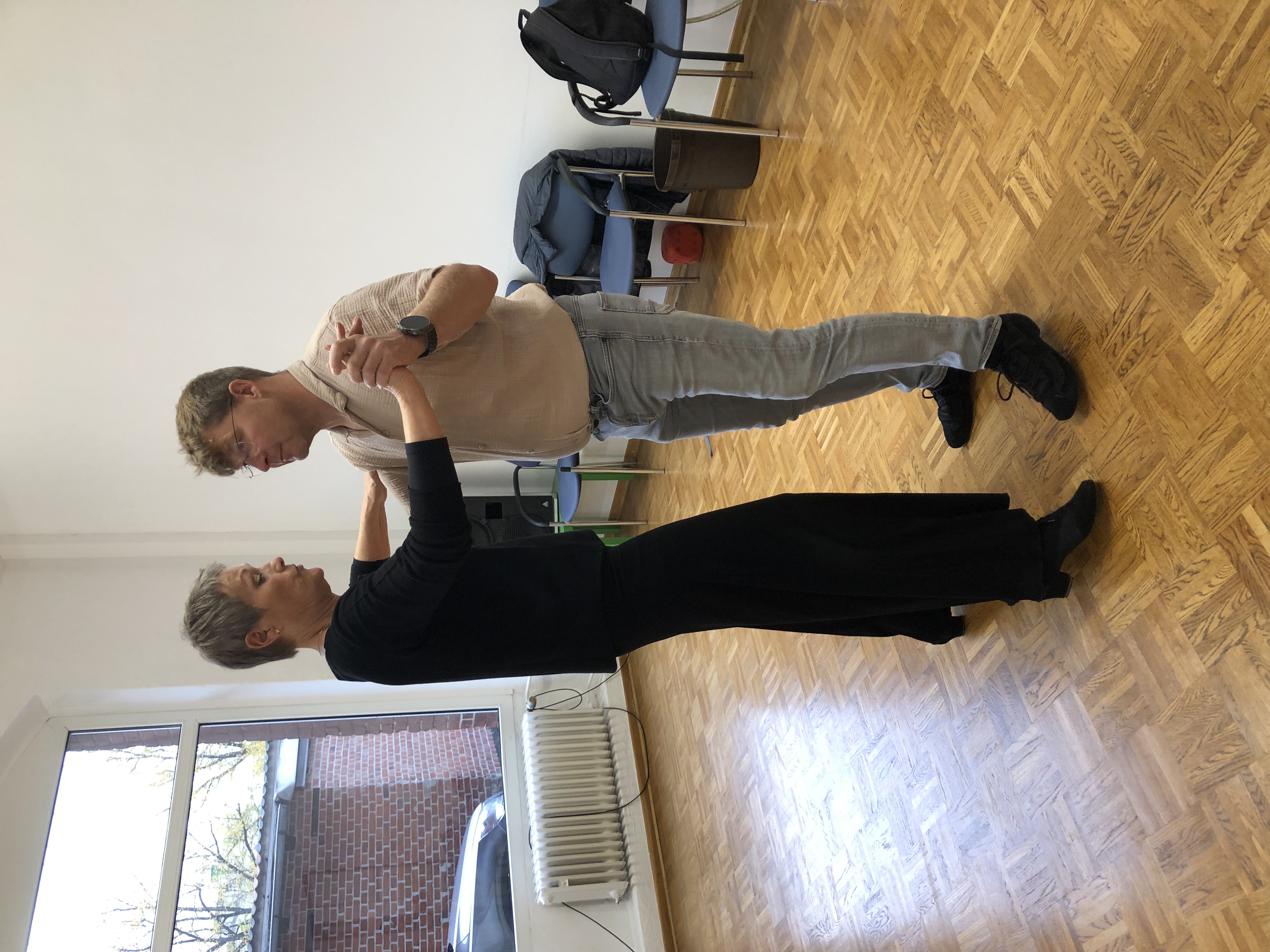 Zwei Menschen tanzen