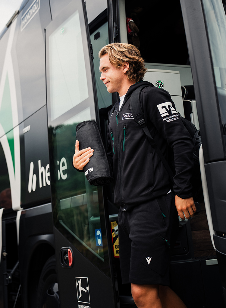 96-Spieler Lars Gindorf steigt aus dem Bus aus. 