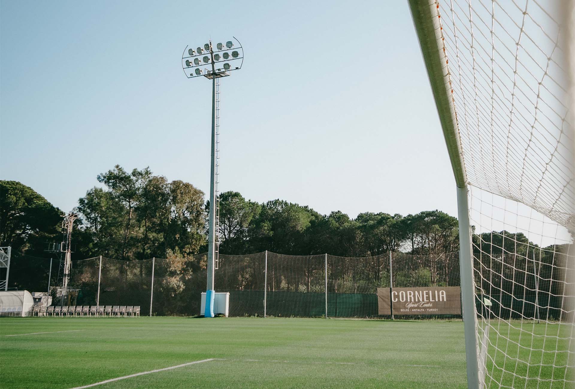 Der Trainingsplatz in Belek mit einem Flutlichtmasten im Hintergrund.