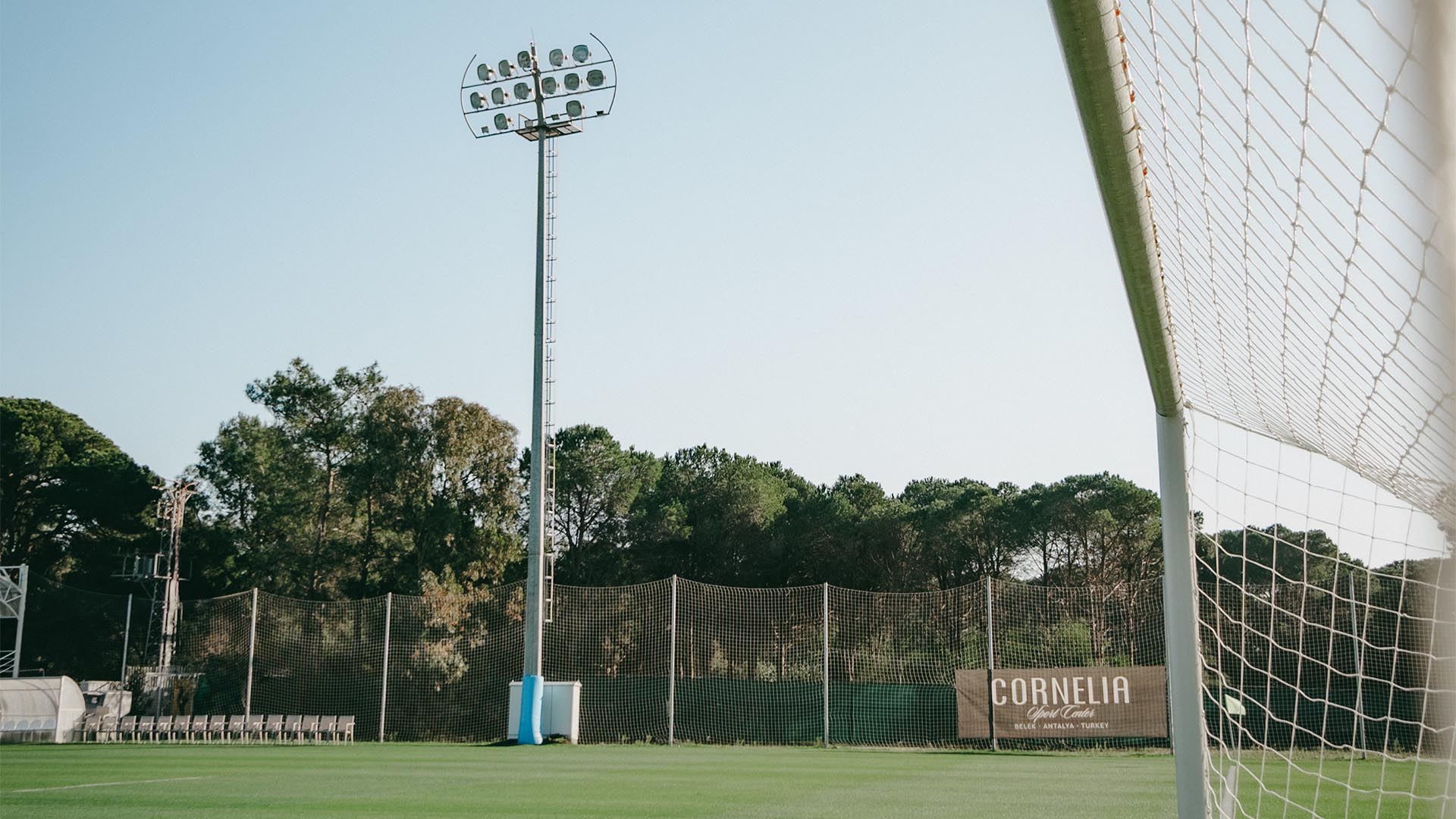 Der Trainingsplatz in Belek mit einem Flutlichtmasten im Hintergrund.