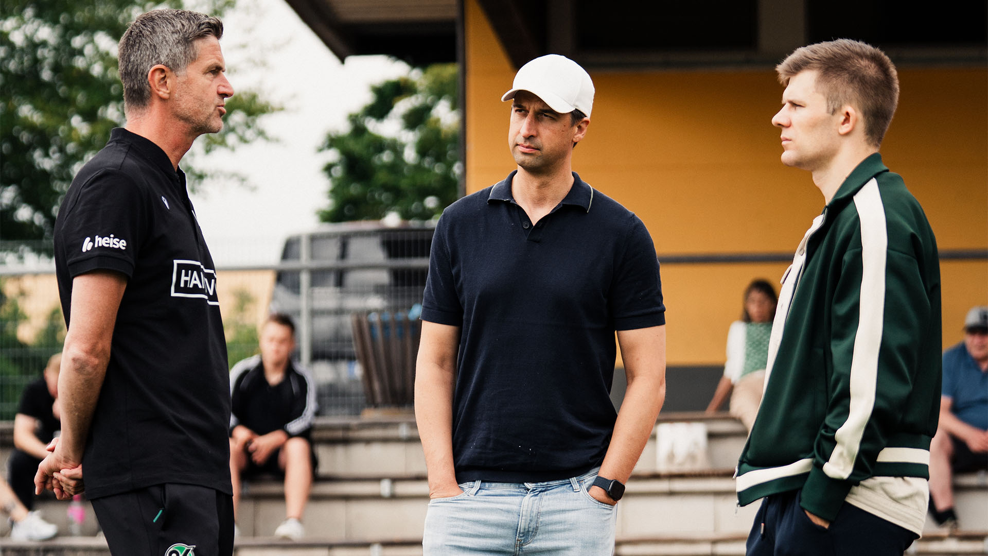 Ralf Becker, Jonas Boldt und Paul Wagner stehen und unterhalten sich..