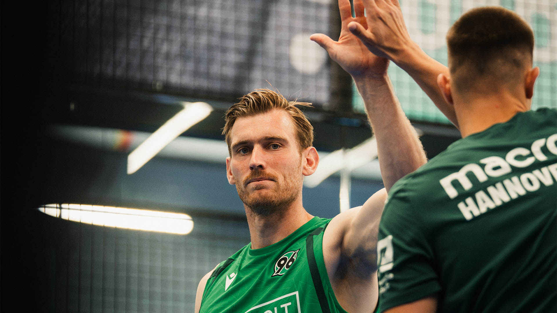 Zwei Spieler klatschen miteinander ein.