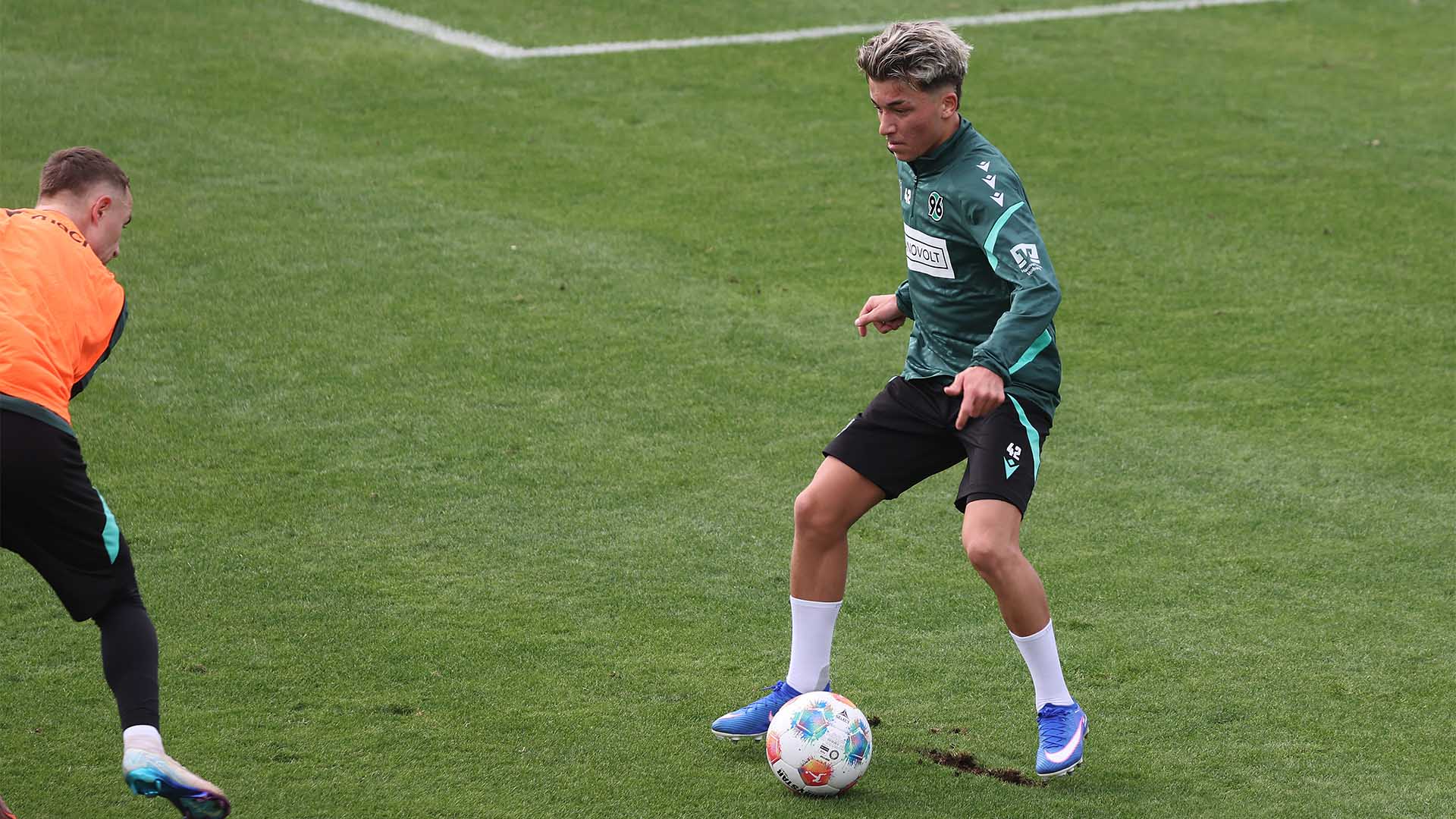 Eymen Demir im Training am Ball.