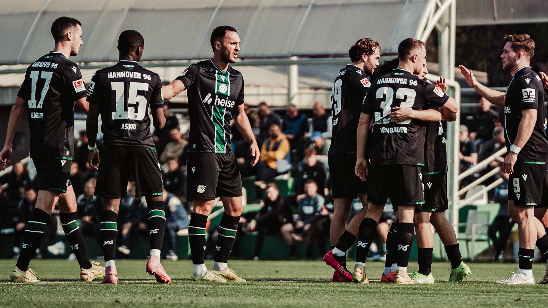 Sieben 96-Spieler in Auswärtstrikots bejubeln ein Tor im Test gegen Gladbach.