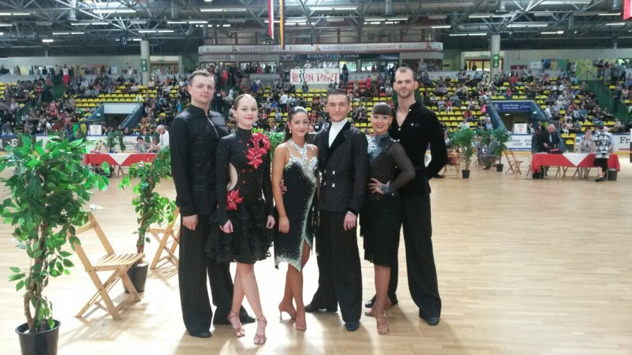Fünf TänzerInnen posen in Tanzoutfits in die Kamera.