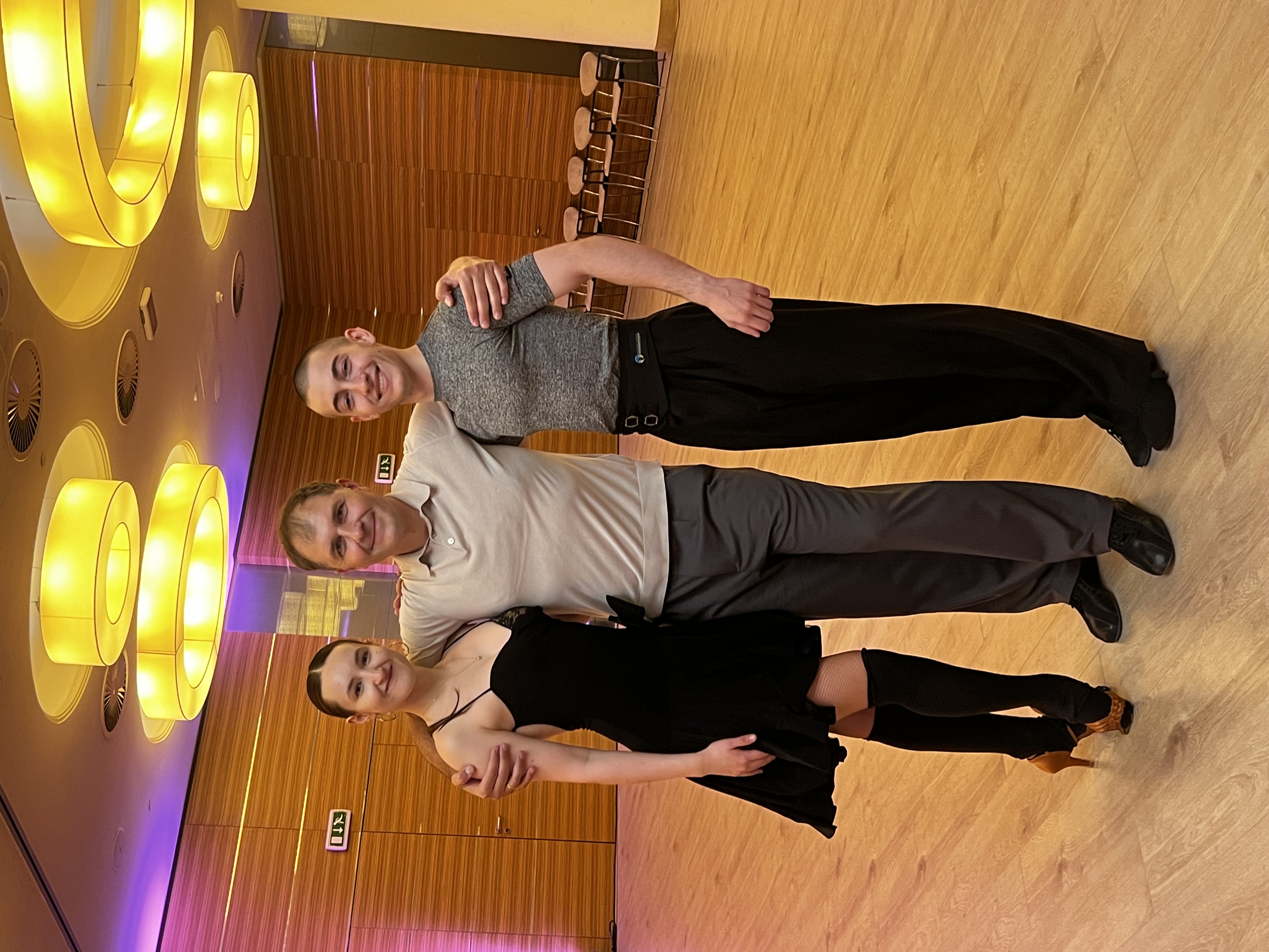 Drei Menschen nehmen sich in den Arm