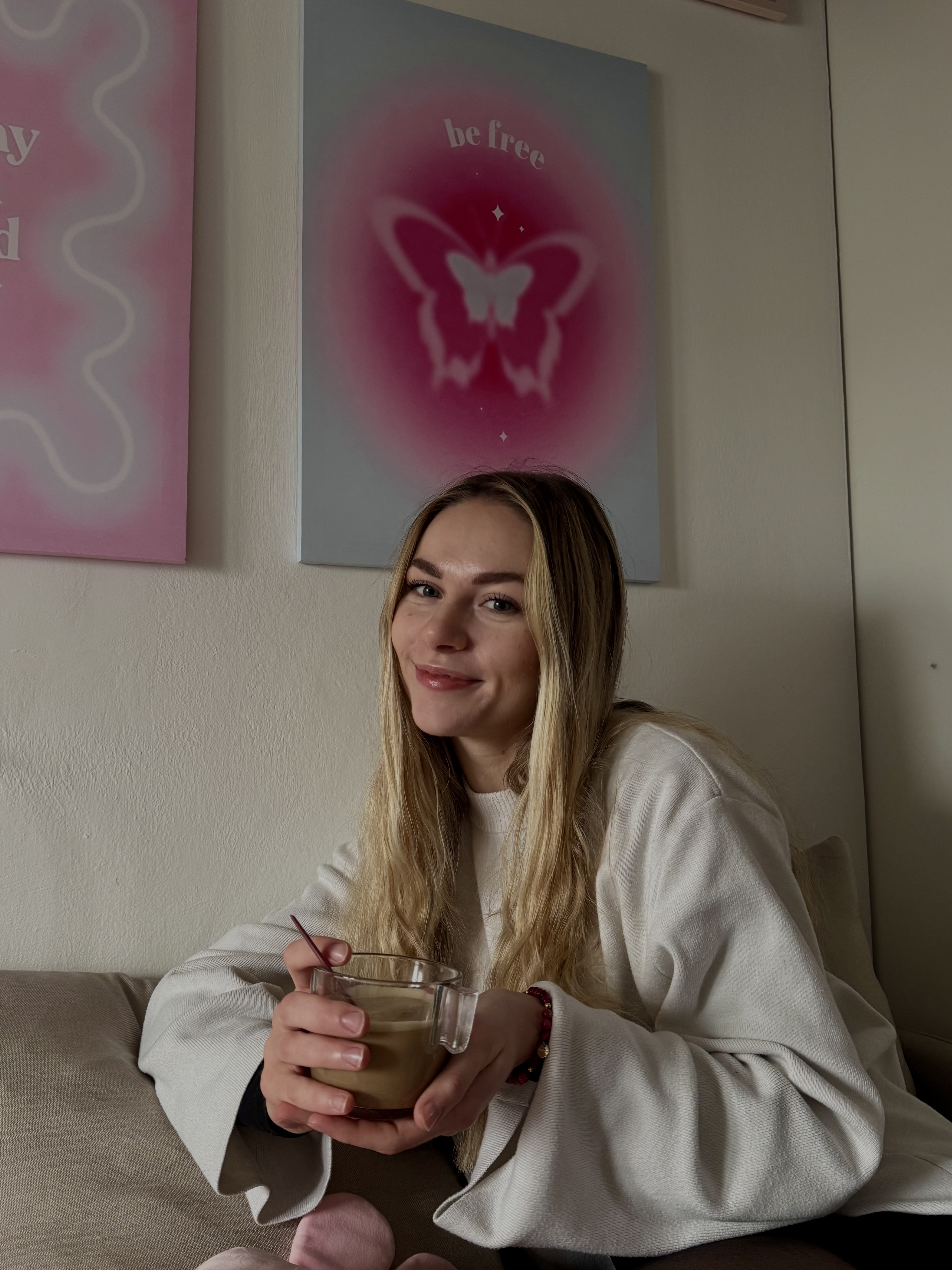 Eine Frau lächelt.