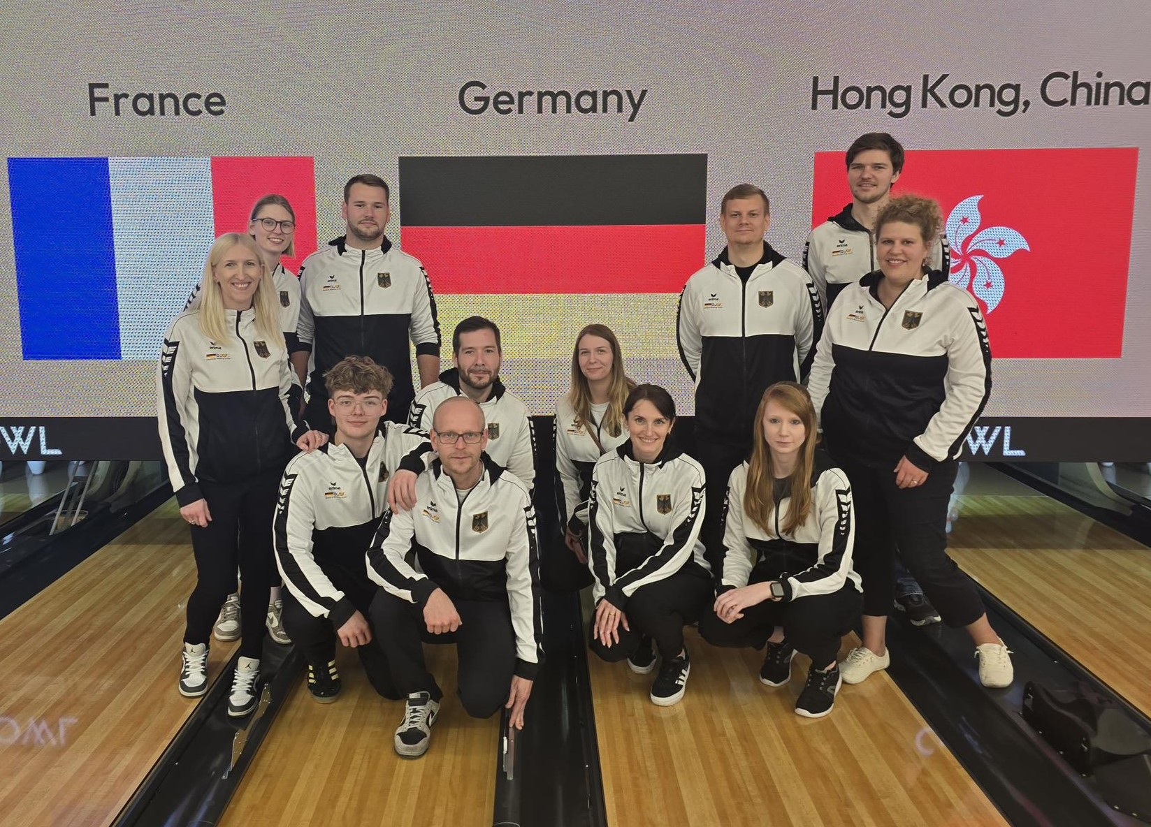 Die deutsche Bowling-Nationalmannschaft posiert geschlossen auf den Bahnen der WM-Anlage in Korea, mit Zeno Jansen ganz links kniend.
