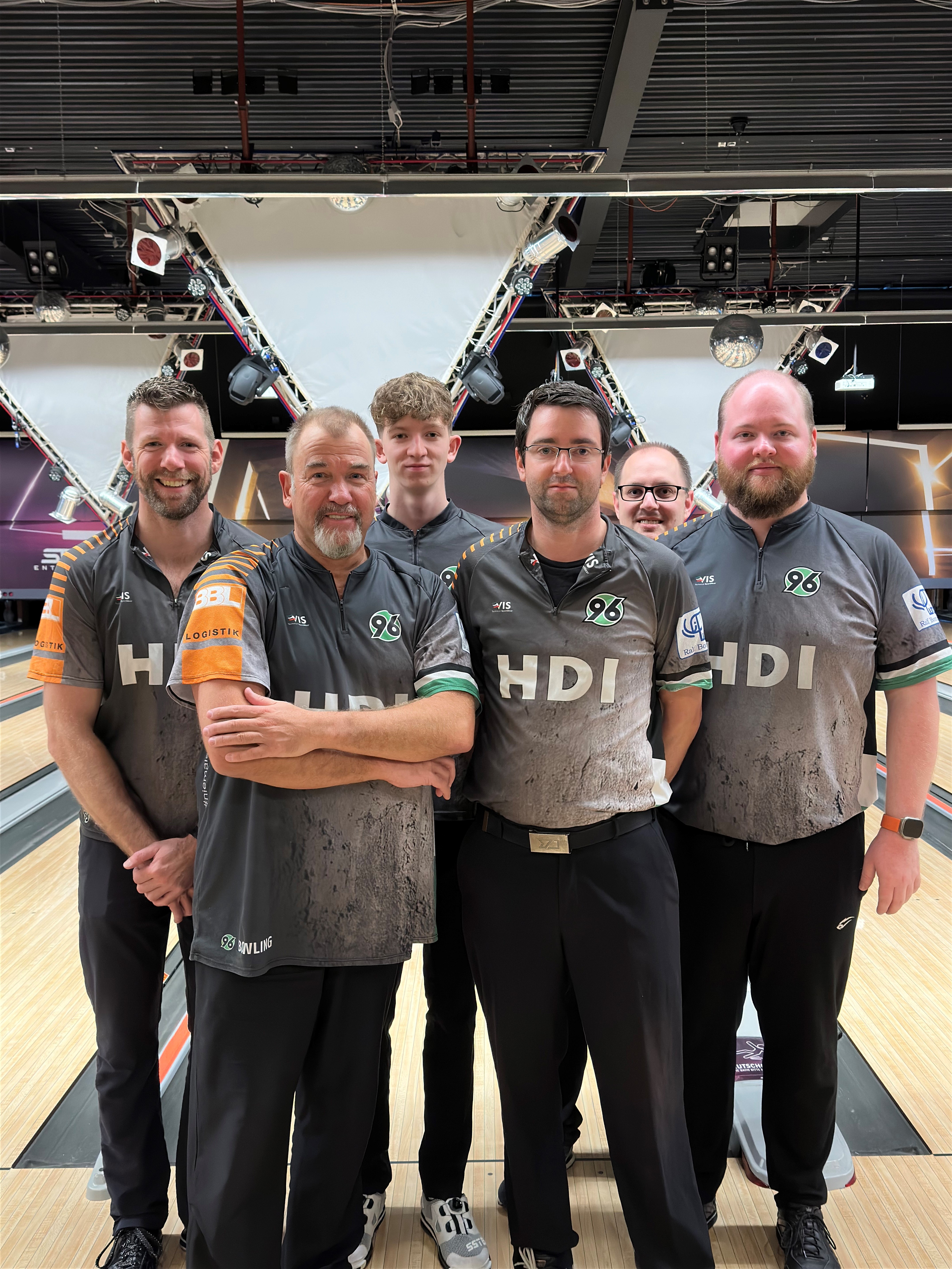 Das Team der ersten Herren, steht vor den Bowlingbahnen.