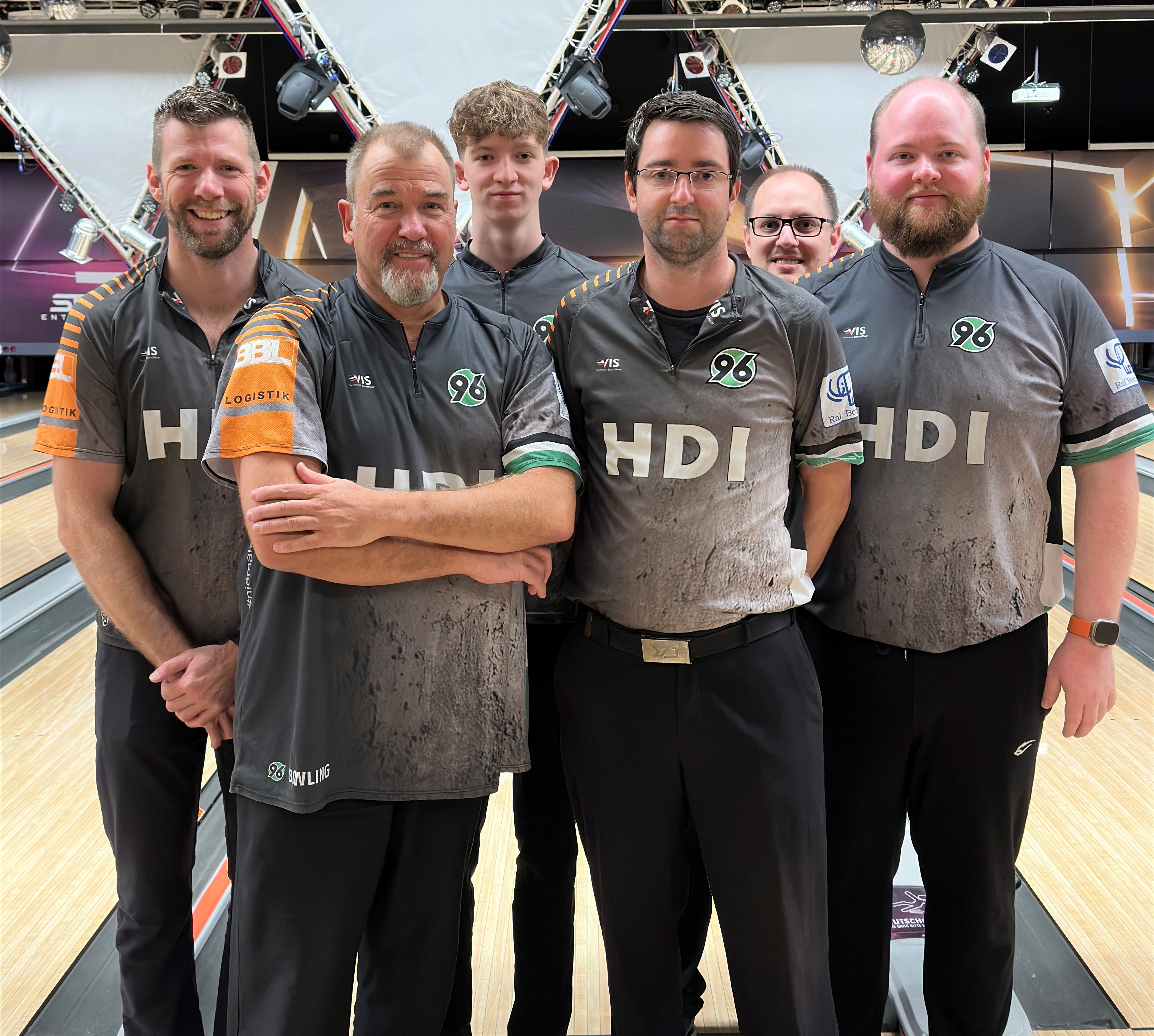 Das Team der ersten Herren, steht vor den Bowlingbahnen.