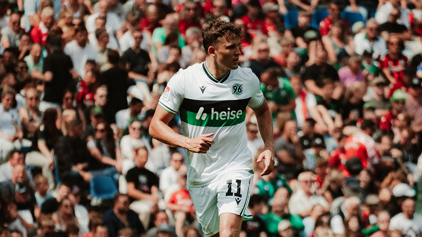 Benedikt Pichler im weißen 96-Trikot.