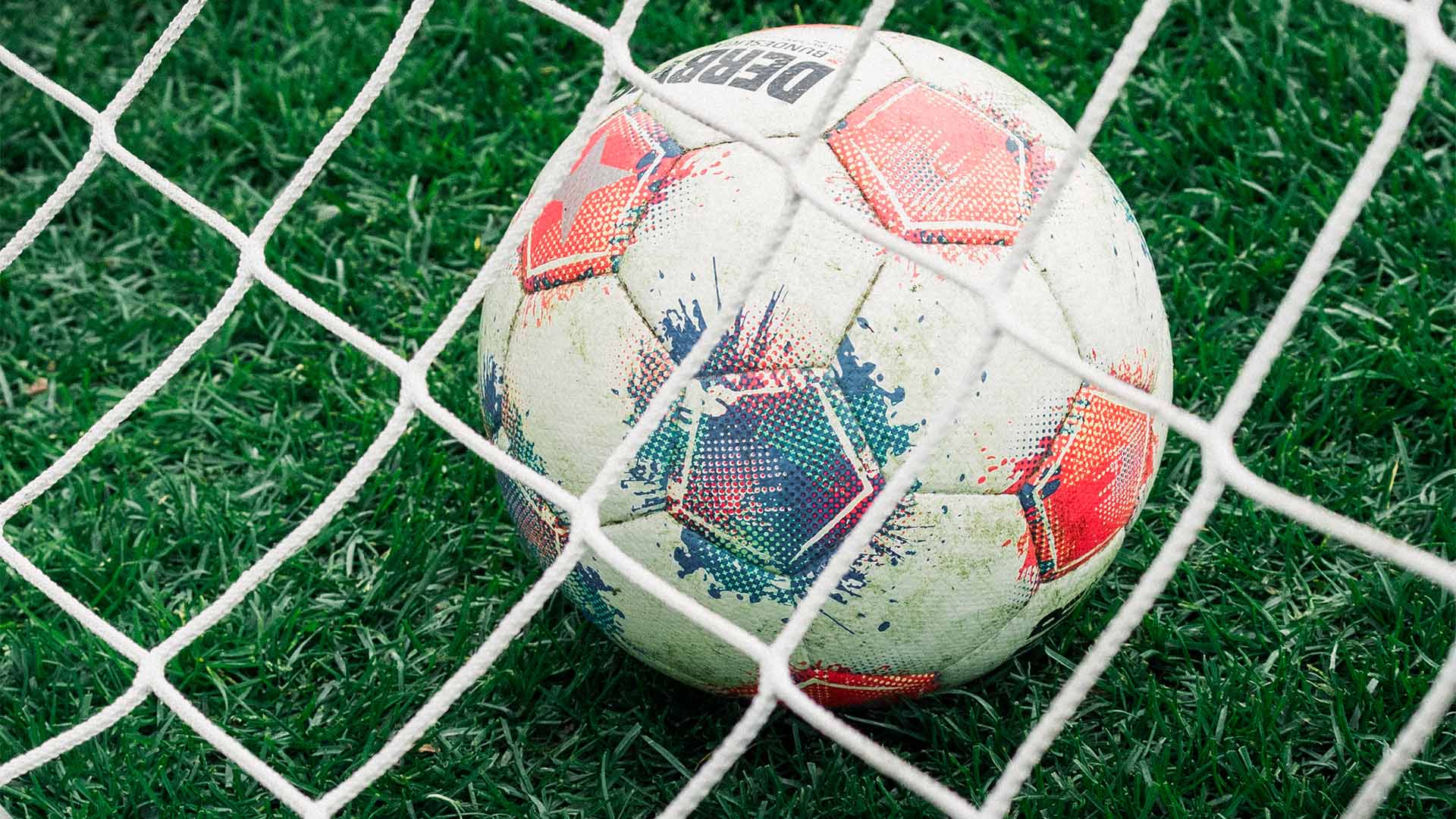 Ein Derbystar-Ball liegt im Tornetz.