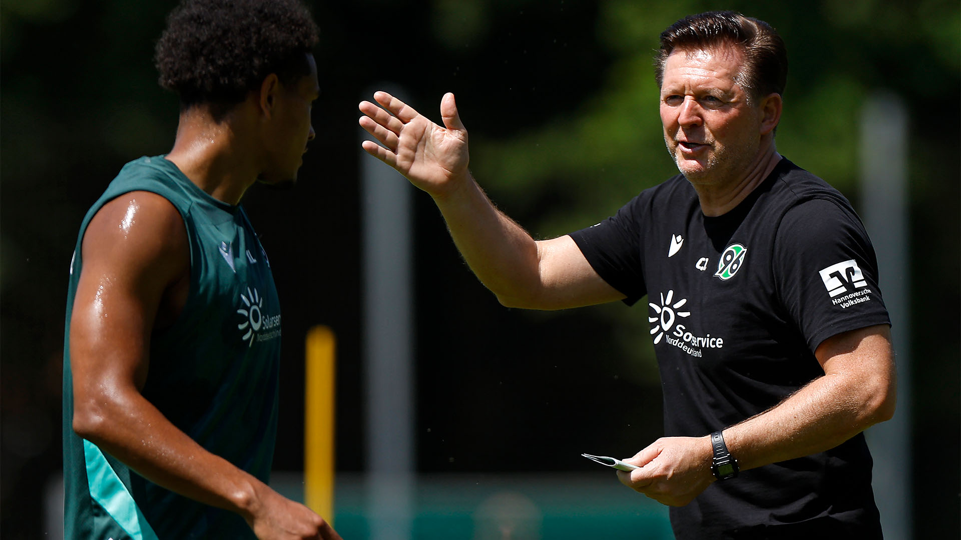 Hannover-96-Trainer Christian Titz erklärt im Training etwas und gestikuliert dabei mit den Händen. 