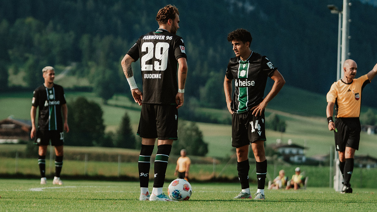 Kolja Oudenne und Husseyn Chakroun stehen zur Freistoß-Ausführung bereit.