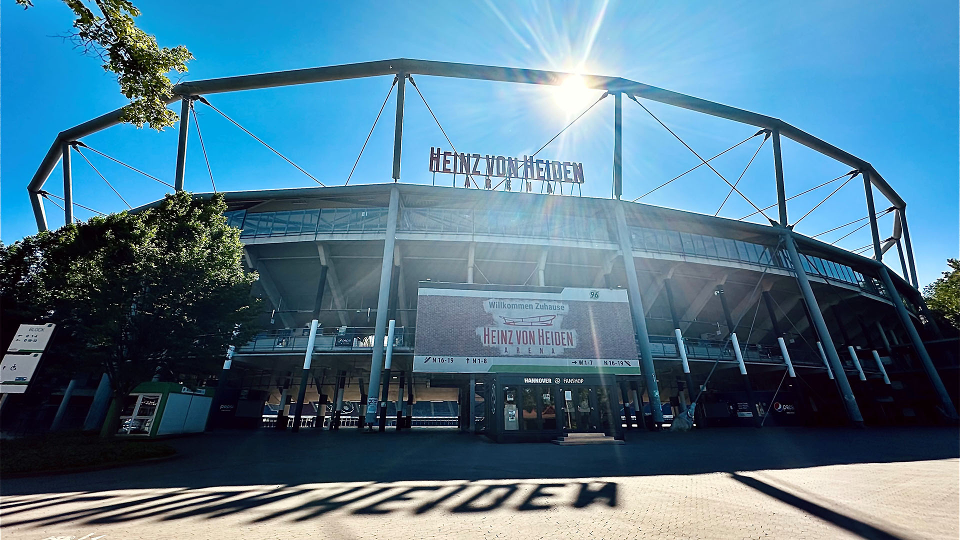 Die Nordseite der Heinz von Heiden Arena bei strahlendem Sonnenschein.