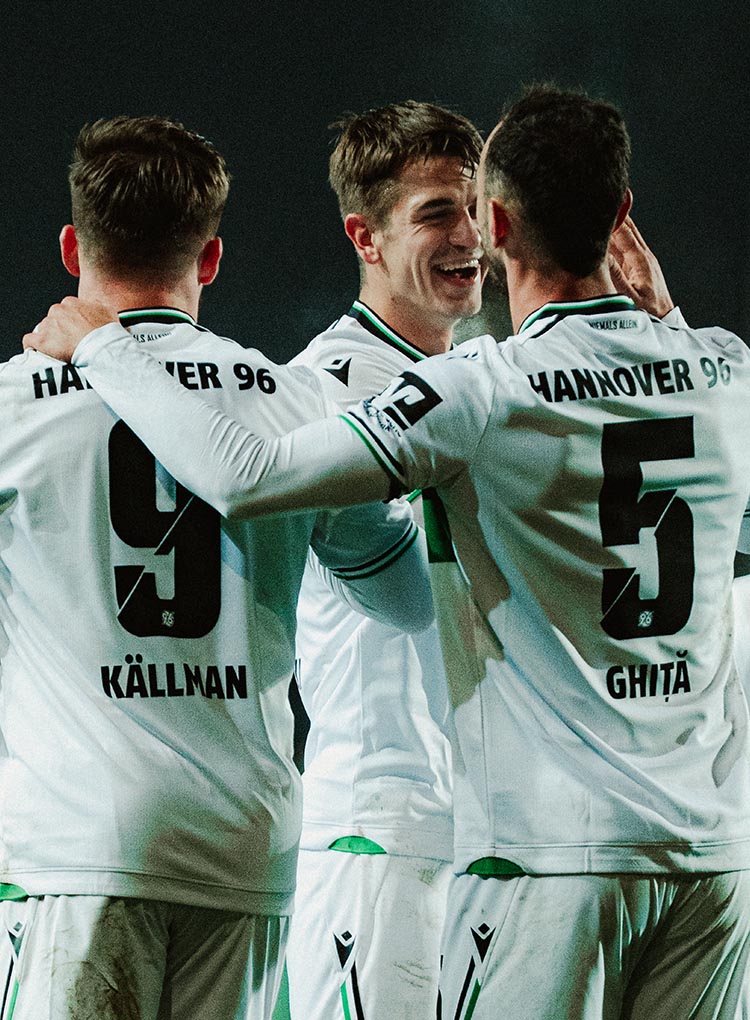 Maik Nawrocki jubelt mit Benjamin Källman und Virgil Ghita.